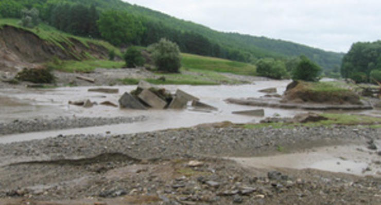 На молдавско-украинской границе проломился мост через протоку Днестра
