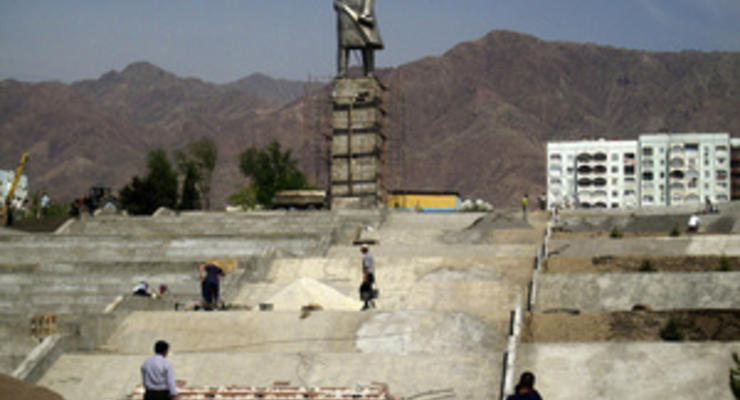 В Таджикистане демонтировали крупнейший в Центральной Азии памятник Ленину