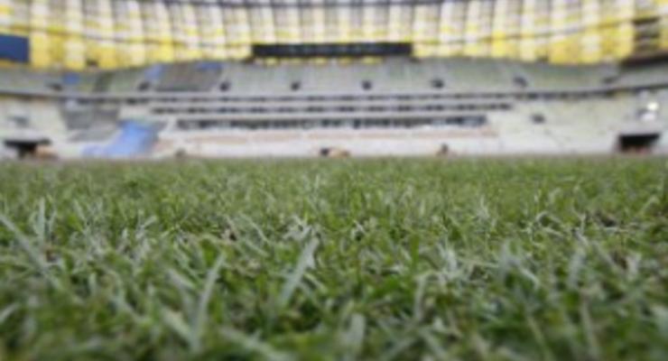 На стадионе к Евро-2012 в Гданьске укладывают газон