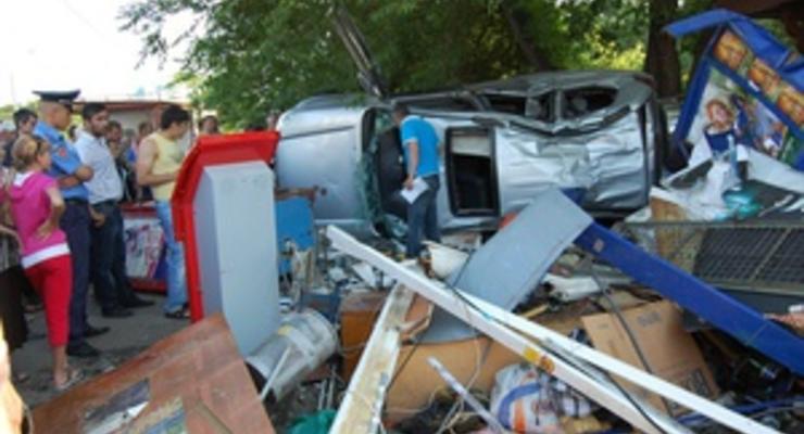 В Одессе водитель джипа снес ограждение и киоск: трое пострадавших