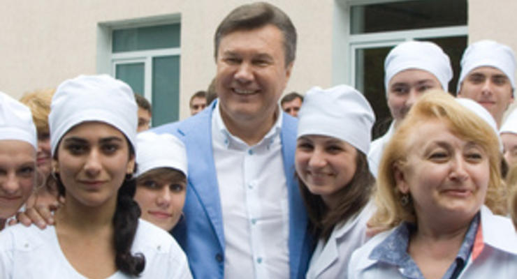 Янукович открыл роддом