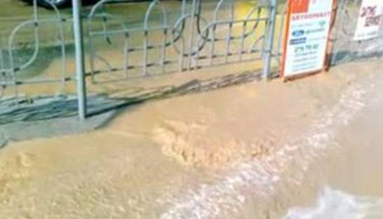 Сегодня из-за прорыва трубы в центре Киева затопило проезжую часть Бессарабки