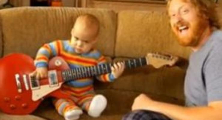 В интернете появился ролик с младенцем, играющим на электрогитаре
