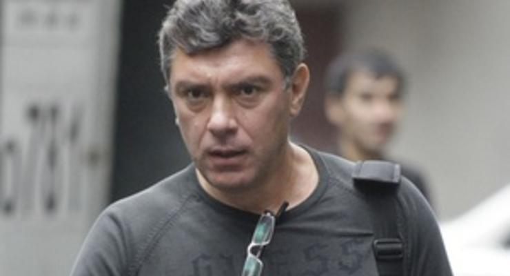 На машину Немцова бросили унитаз