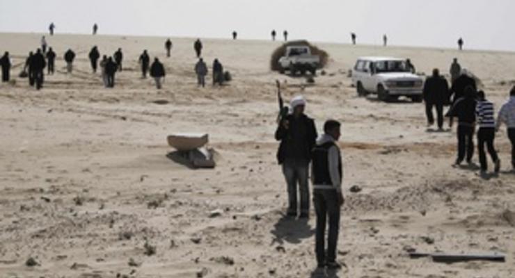 Повстанцы заявили, что войска Каддафи окружили город и угрожают изнасиловать его жительниц