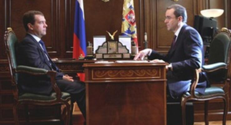 Медведев уволил губернатора, прославившегося фотографией червя в тарелке на приеме в Кремле