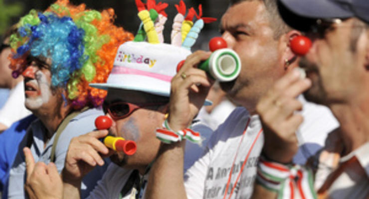 В Венгрии протестующие против пенсионной реформы вышли на демонстрацию в костюмах клоунов