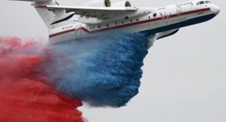 Французы не разрешили россиянам сбросить с самолета воду, окрашенную в цвета триколора