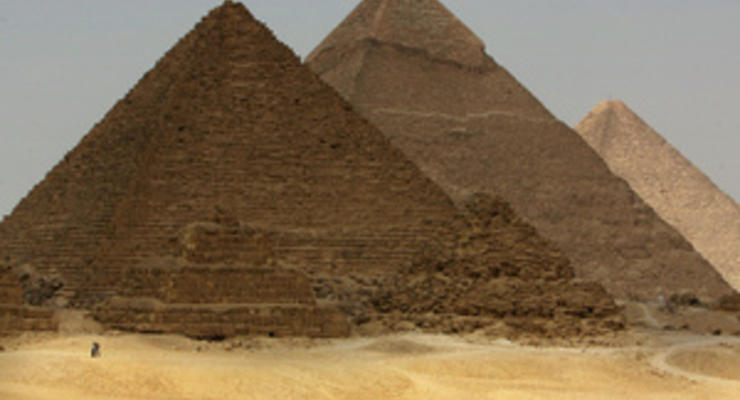 Археологи приступили к раскопкам солнечной ладьи у пирамиды Хеопса