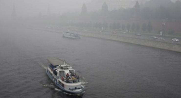 На Москва-реке баржа врезалась в теплоход с выпускниками