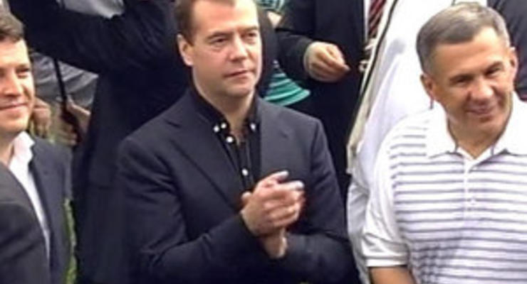 Медведев сыграл на люляме и станцевал под группу Gogol Bordello