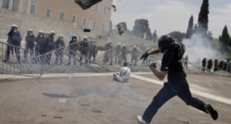 В Афинах около 100 человек попали в больницу после массовых беспорядков