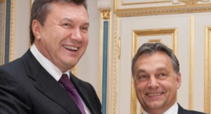 Премьер Венгрии подарил Януковичу 60-литровую бочку с вином