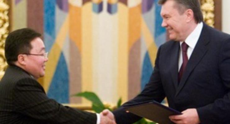 Янукович наградил президента Монголии орденом Ярослава Мудрого