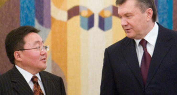 Президент Монголии наградил Януковича орденом Драгоценного жезла