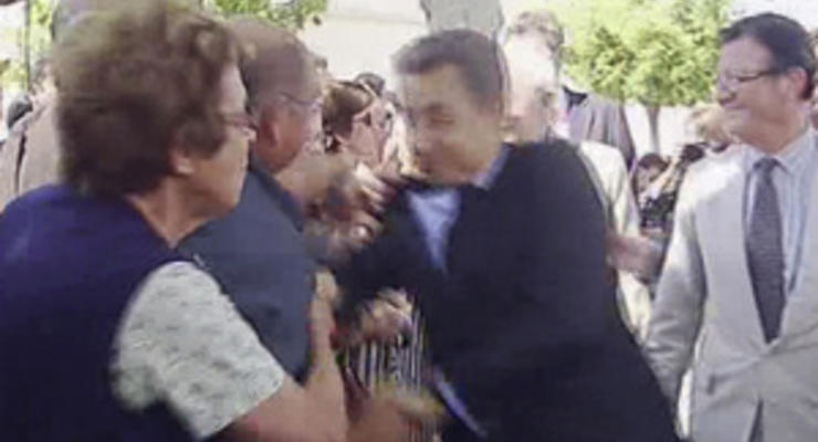 Напавший на Саркози мужчина протестовал против войны в Ливии