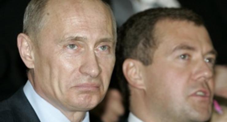 Опрос: В России выросло количество противников кандидатур Путина и Медведева на выборах-2012