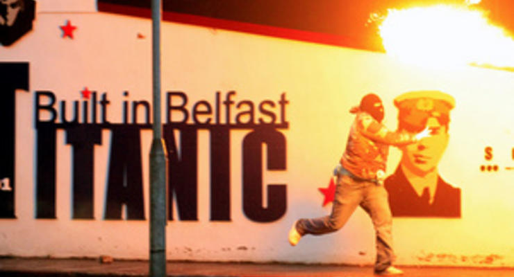В Белфасте участников столкновения между протестантами и католиками разгоняли водометами и резиновыми пулями
