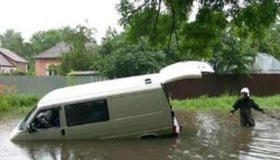 В Полтаве Volkswagen Transporter провалился под асфальт