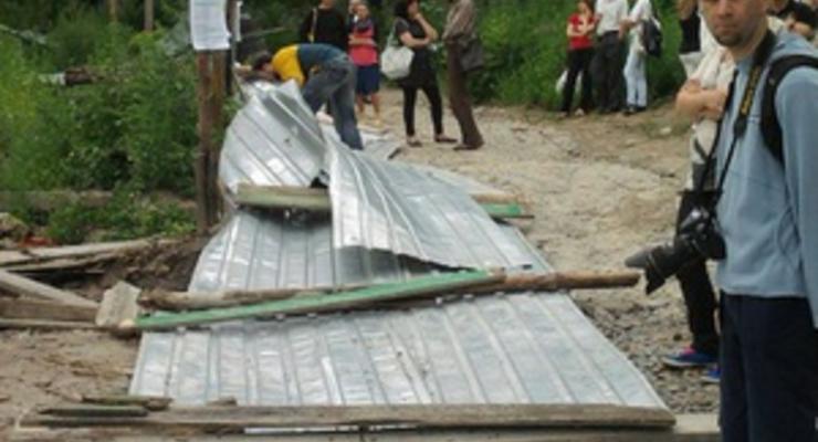 Акция по защите Щекавицы: активисты разрушили забор вокруг стройплощадки на горе