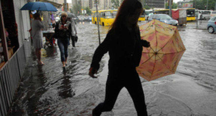 На Киев обрушился ливень с градом: движение транспорта затруднено, затопило несколько улиц