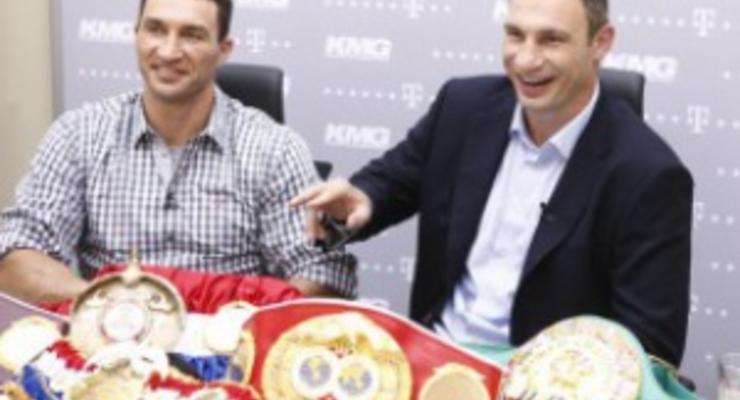 Братья Кличко презентуют свои чемпионские пояса в Москве