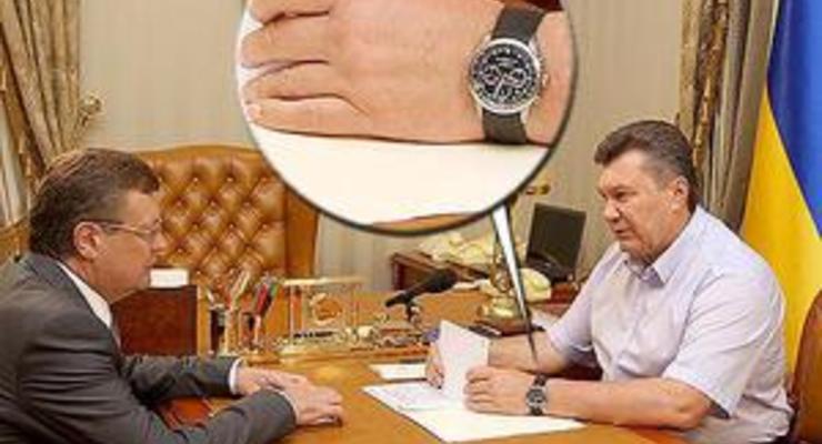 Янукович встречал министров с надетыми вверх ногами часами
