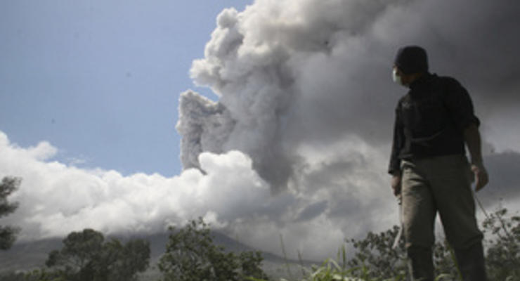 Власти Индонезии провели эвакуацию более 4,6 тысяч человек из-за извержения вулкана