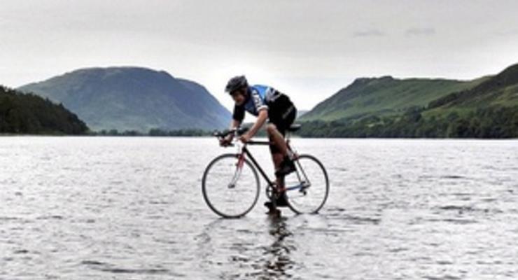 Британский школьник проехал по поверхности озера на велосипеде
