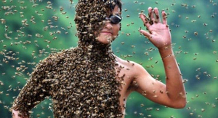 Китаец сумел удержать на себе 26 килограммов пчел