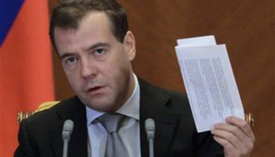 Медведев подписал закон, приравнивающий пиво к алкоголю