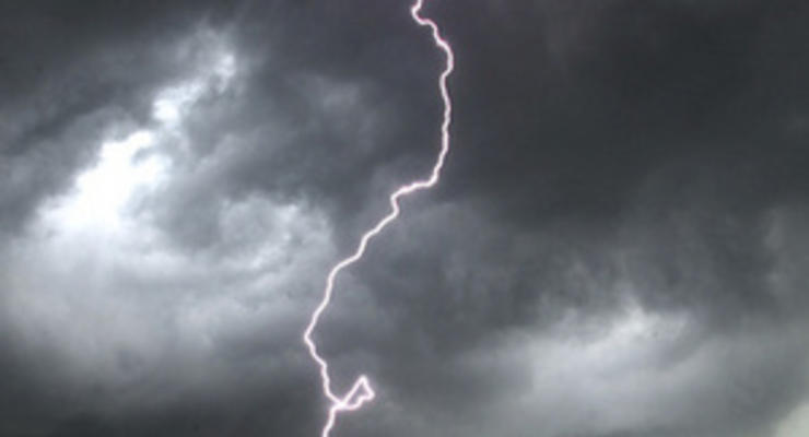 В Ровенской области от удара молнии пострадали четверо взрослых и двое детей