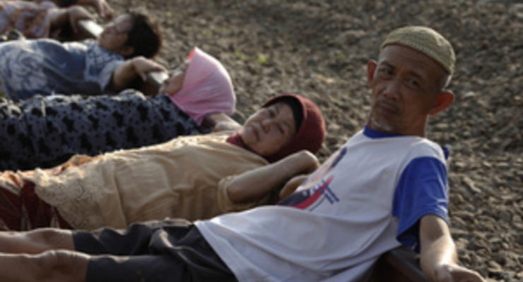 Фотогалерея: Железнодорожная терапия. Жители Индонезии верят в целебные свойства рельсов