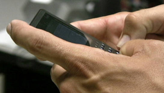 Опрос: 37% супругов проверяют телефоны и почту своих близких