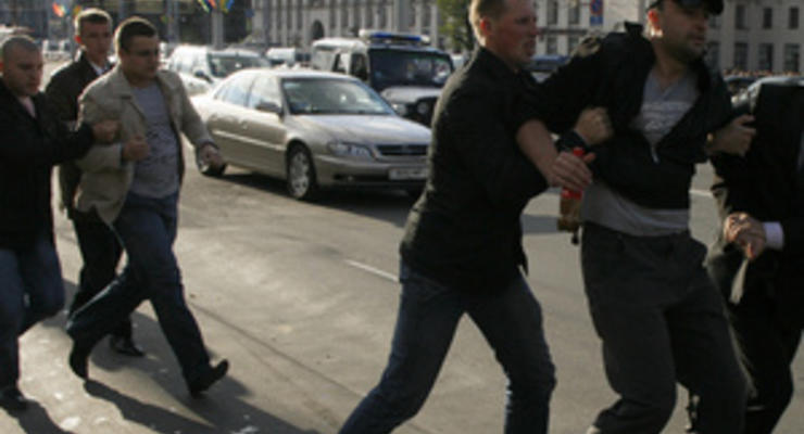 В Минске автомобилисты запланировали акцию протеста. Милиция перекрывает главную улицу