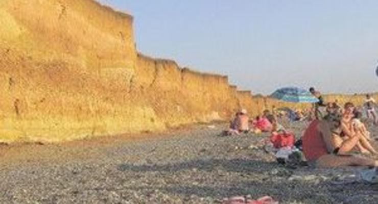 В результате оползня на пляже в Крыму погибла туристка с Волыни