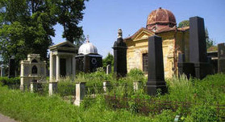Волонтеры из ЕС упорядочат в Черновцах историческое еврейское кладбище