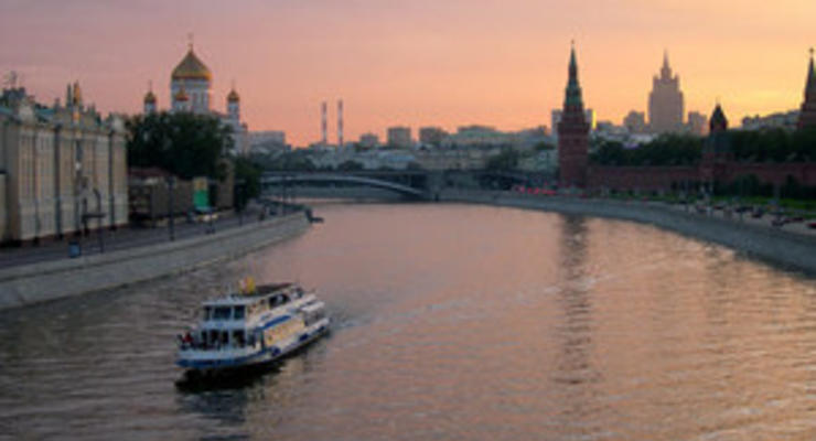 На Москве-реке прогулочный катер столкнулся с баржей и затонул