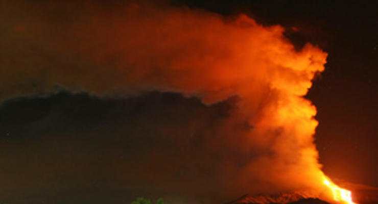 Специалисты зафиксировали выбросы лавы из вулкана Этна