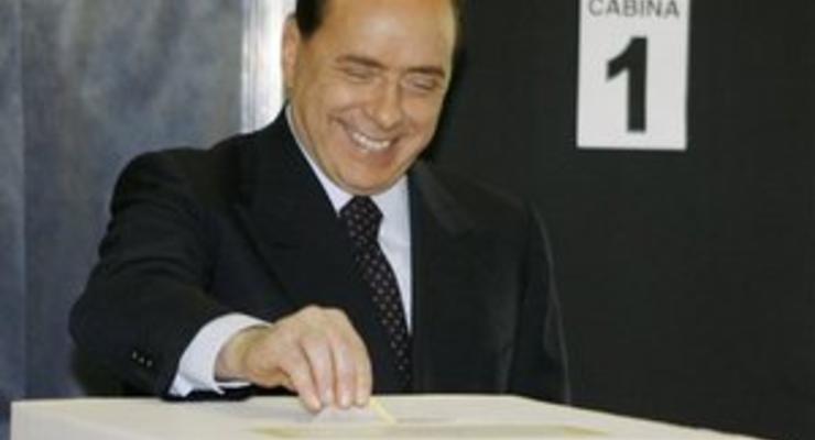 Берлускони прооперировали правую руку
