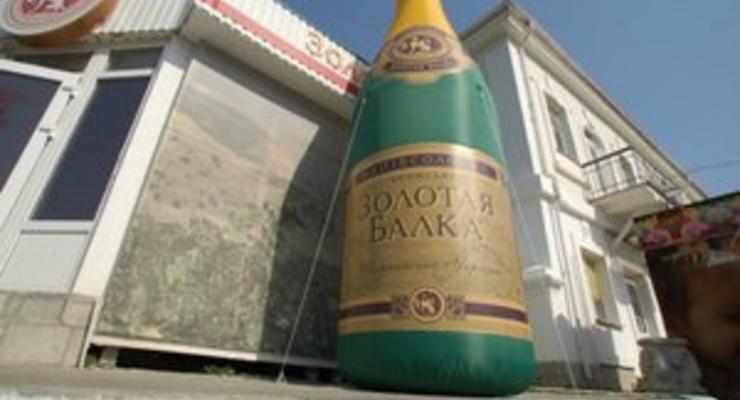 В Крыму наполнили самый большой в мире бокал шампанского