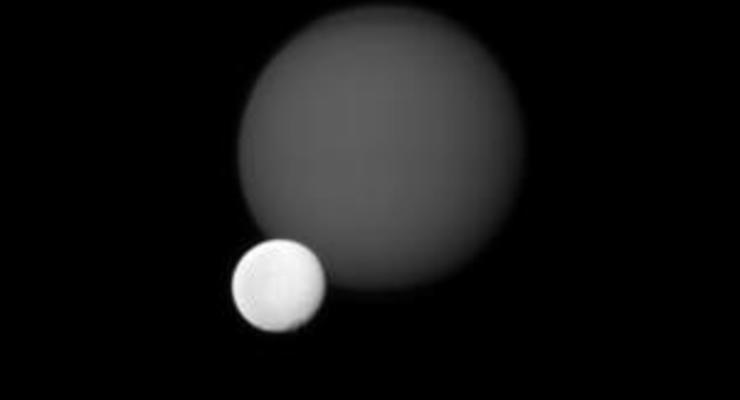 Зонд NASA сделал уникальный снимок двух Лун Сатурна
