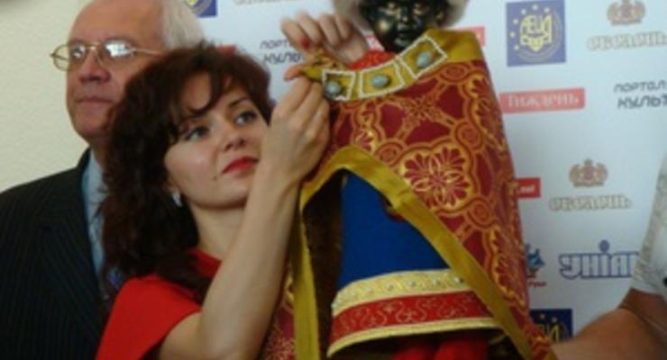 Фотогалерея: Писающий князь. В Киеве презентовали новый костюм для знаменитой брюссельской скульптуры