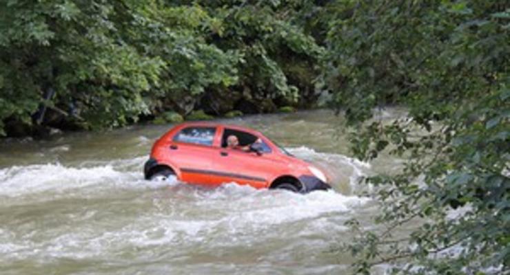 В Австрии обучавшаяся вождению девушка въехала в реку. Потоком воды машину унесло на 150 м