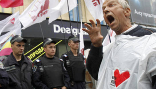 НГ: МИД Украины просит мир не давить на суд