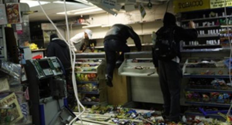 В одном из пригородов Лондона погромщики разграбили все магазины, кроме книжного