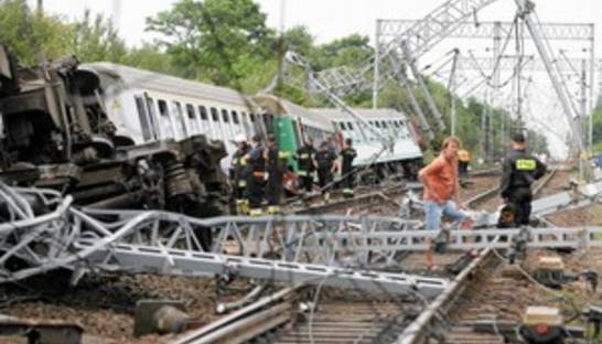 Поезд из Варшавы сошел с рельсов, один человек погиб, десятки пострадали
