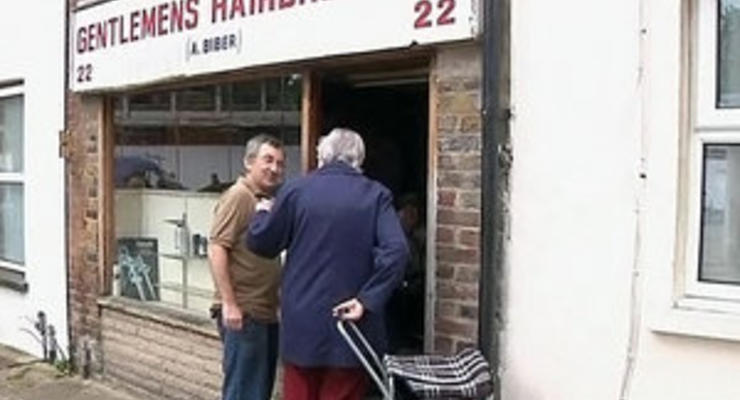 Пострадавшему от погромов в Великобритании 89-летнему парикмахеру собрали 35 тысяч фунтов