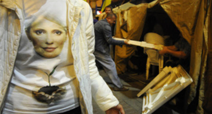 Тимошенко в Facebook просит о помощи: палаточному городку не хватает активистов, красок и зонтиков