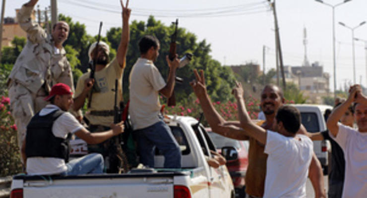 СМИ: Повстанцы вывезли дорогие вещи из виллы сына Каддафи